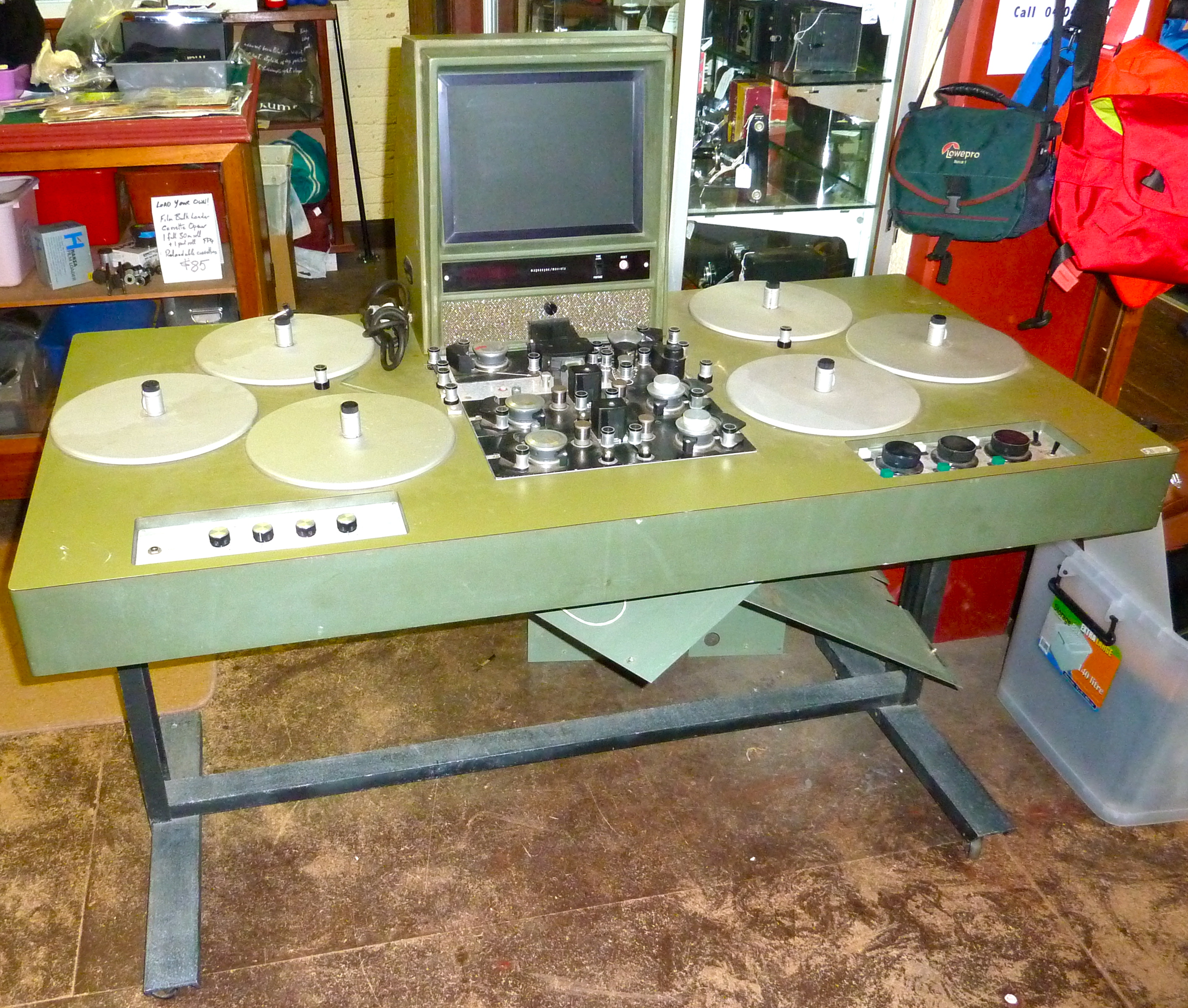 여섯 platter와 roller, 화면, transport control이 놓인 Moviola 16mm sound editing board