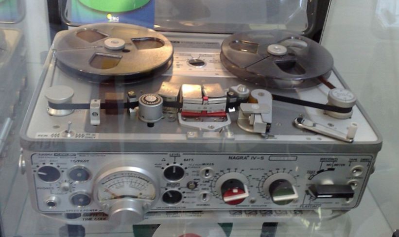 투명 덮개 아래 reel과 tape path가 보이는 Nagra IV-S 1/4-inch recorder