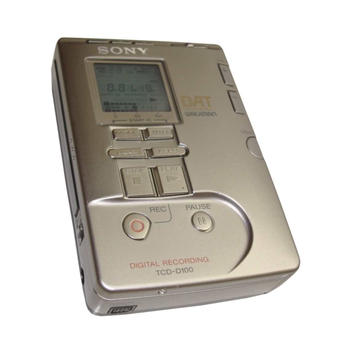 Sony TCD-D100 portable DAT recorder와 작은 DAT cassette