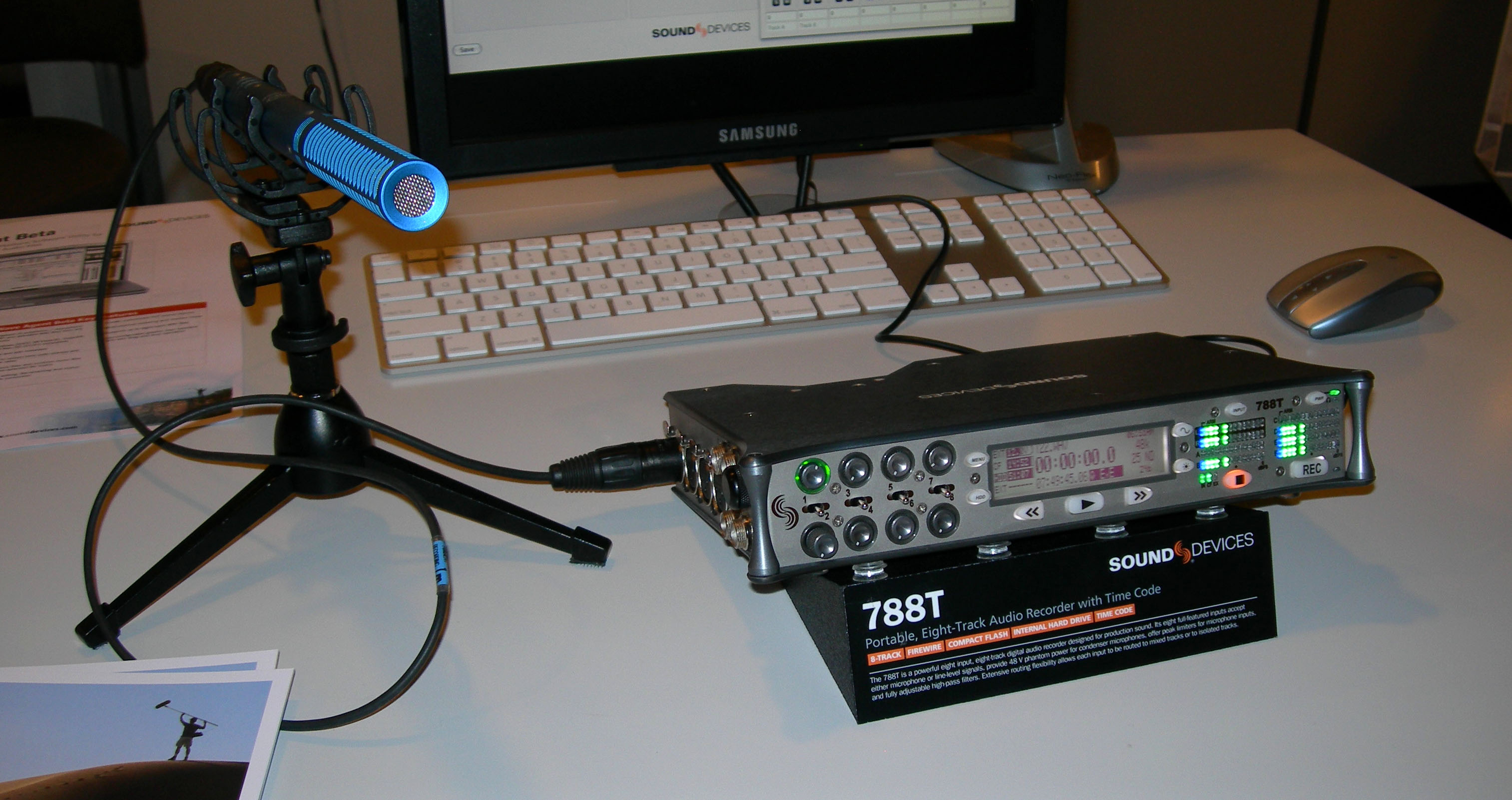 IBC 2008 전시대에서 작동 중인 Sound Devices 788T의 전면 표시와 여러 레벨 미터, 연결된 마이크