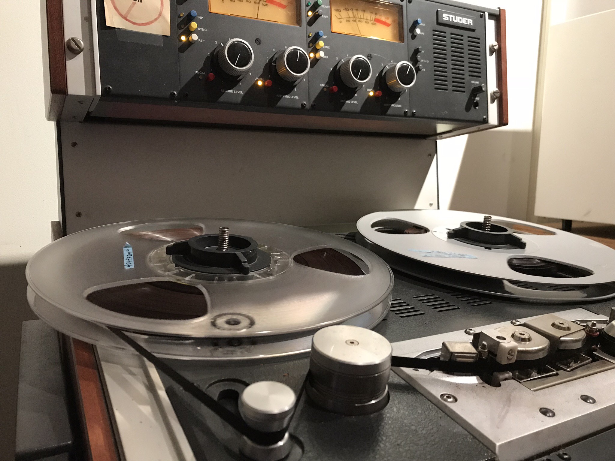 Studer A810에서 digitization을 위해 재생되는 1/4인치 아날로그 테이프