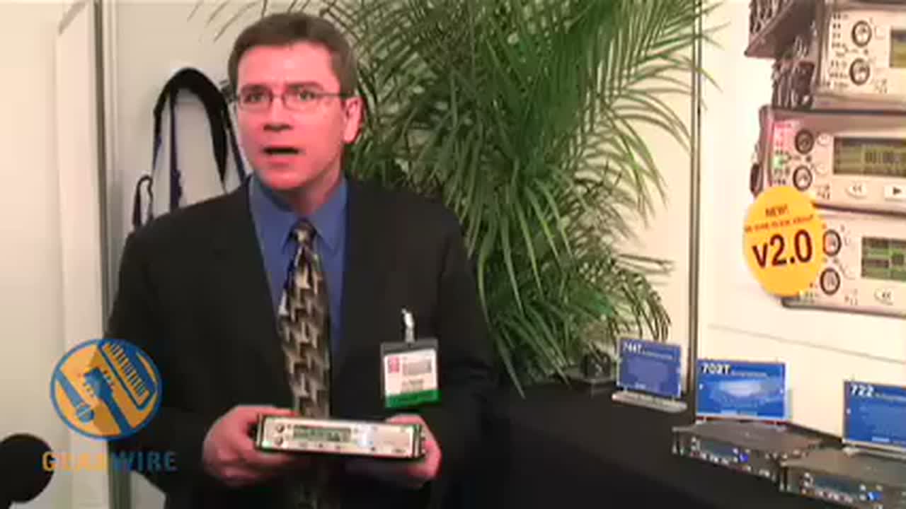 122nd AES 행사장에서 Jim Koomar가 Sound Devices 744T를 두 손으로 들고 설명하는 모습
